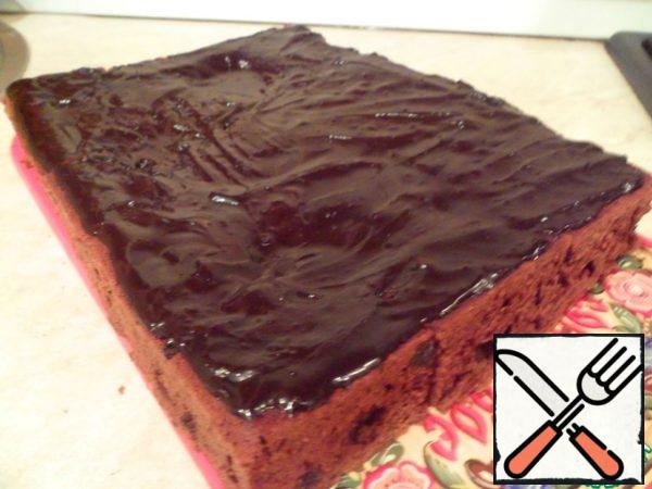 Sprinkle the brownies with chocolate icing on top, cut into 9 equal parts and put the cooled brownies to ripen for 8 hours in the refrigerator.
