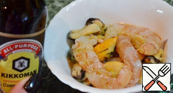 Seafood can take any of your choice and the presence in the refrigerator. Can be even any one species, for example, only shrimp. Defrosted seafood marinate for 20 minutes in a mixture of 2 tablespoons soy sauce and 2 tablespoons lemon juice.