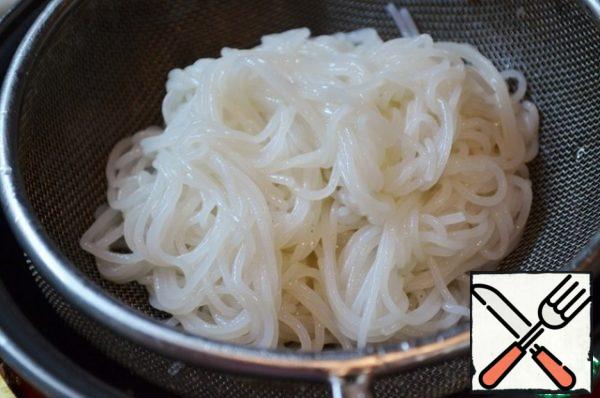 While the seafood is being marinated, boil the rice noodles according to the instructions on the package.
