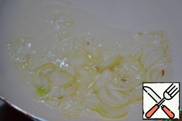 Fry the onion in vegetable oil for about 2 minutes.

