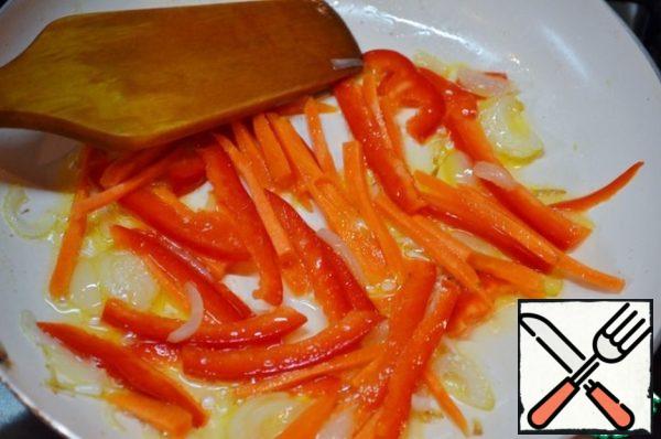 Then add the carrots, pepper and garlic and fry for about 2 minutes.
