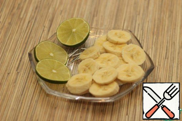 Prepare the fruit:
- banana cut into thin rings;
from lime to cut 2 circles for decoration, the rest squeeze into juice.