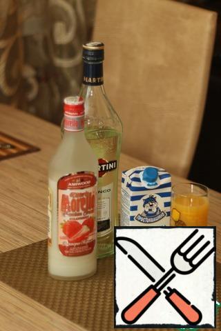 To prepare a liquid component. All drinks and lime juice in accordance with the required volume pour into a blender or shredder, add the banana and mix until smooth. The resulting cocktail pour into glasses and decorate with a slice of lime.
