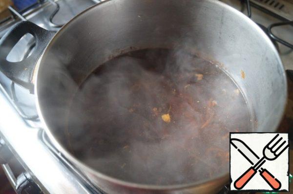 Pour the fragrant spices with boiling water and put on a small fire for 5 minutes.