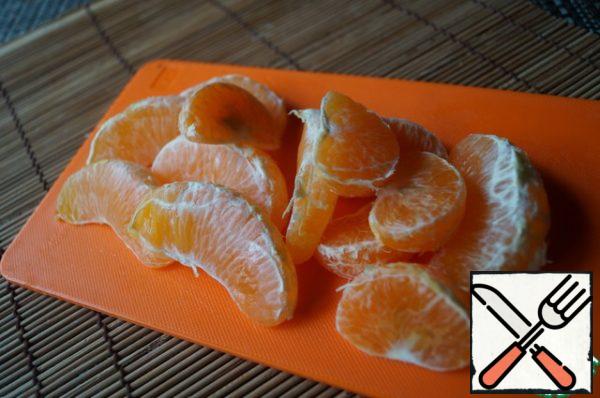 Disassemble into slices and cut half orange and half tangerine.