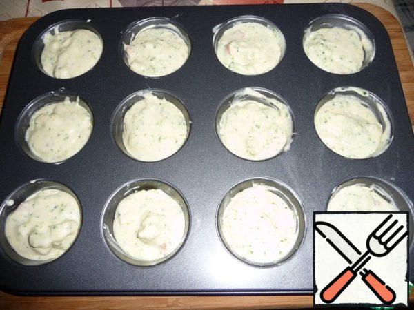 Grease the muffin pan with oil and fill it with the mass.
