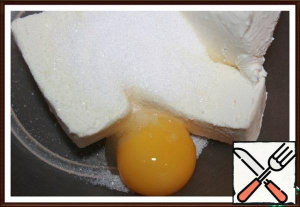 For the filling, combine cream cheese, yolk and sugar - whisk until smooth.