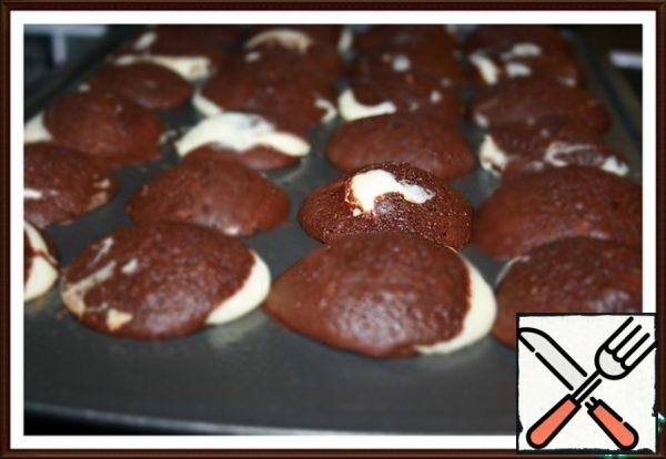 Place in the oven for 12 minutes at a temperature of 180 * C. let them cool for 10 minutes in the mold, then let them cool completely on the grill.
