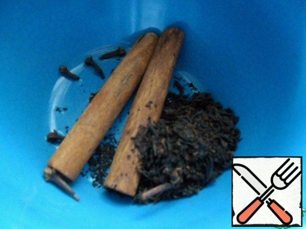 In a Cup or teapot brew 100 ml of boiling water tea with cinnamon sticks and cloves (cloves and cinnamon sticks can be added and more).