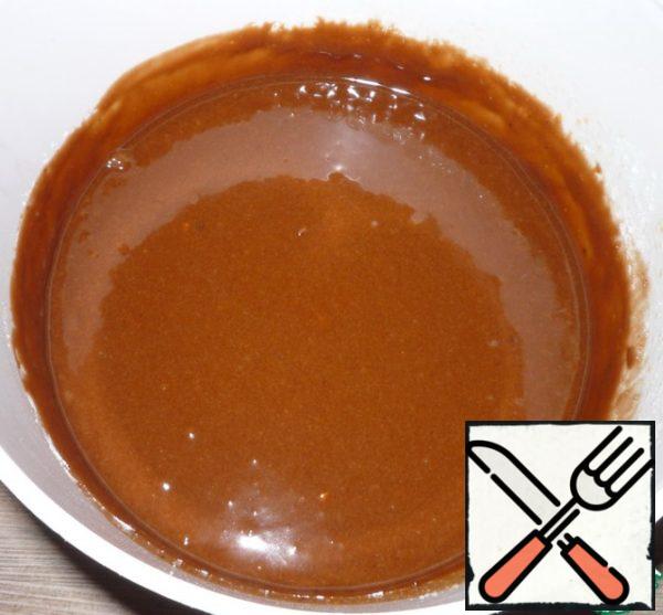 In a saucepan over low heat, melt the chocolate and butter, stirring, until smooth. Beat eggs, sugar and vanilla, pour in chocolate cooled to room temperature, you can add nuts (walnuts or pecans, I did not. I had chocolate with almonds), mix everything thoroughly. Add flour and salt, mix again. It will turn out a rather liquid dough of the consistency of thick sour cream.
