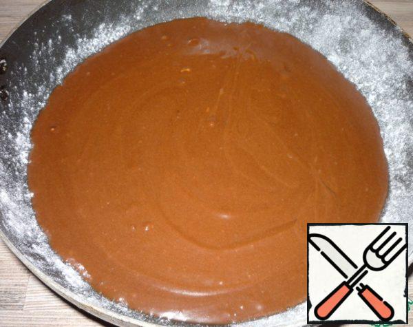 Grease a 24 cm diameter mold with butter, sprinkle with flour, pour out half of the dough and put it in the refrigerator.
