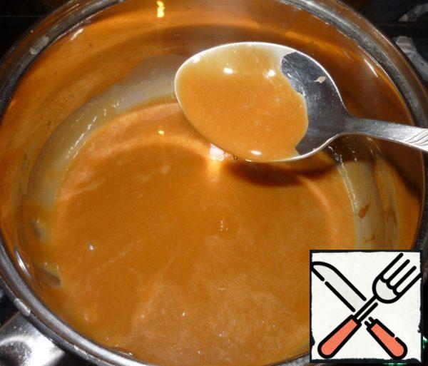 In a small saucepan put toffees, add water and melt everything on a small fire, stirring constantly. Get caramel sauce.