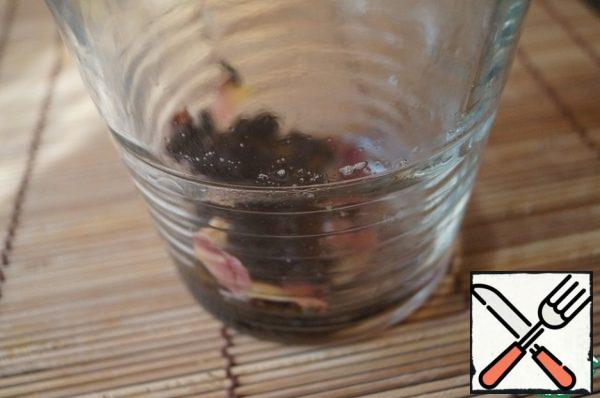 .. stir with a wooden stick and quickly drain the water, being careful not to spill the tea leaves.

