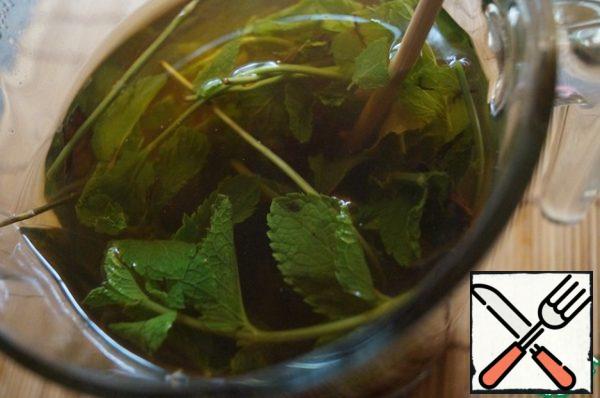 Let the tea brew for 5-8 minutes.
Remove the surface of the mint leaves - and serve!
If desired, sugar can be added.
In cold the form of tea, too, tasty!