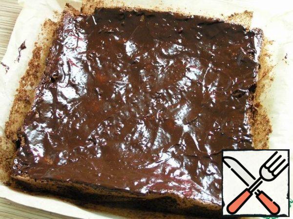 For the ganache, mix the melted chocolate, cream and jam. Cover the brownies with ganache.
