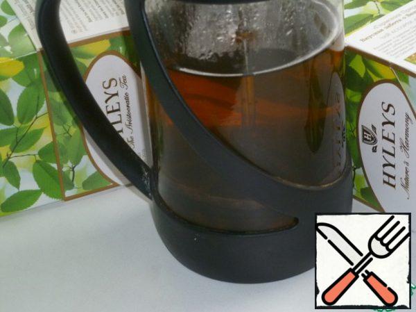 Brew tea, add sugar to taste, cool.