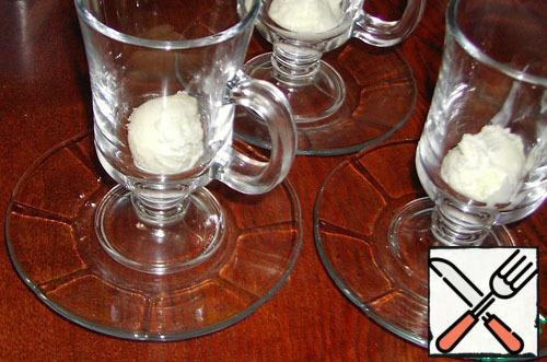 Coffee and whisk the milk into foam. I made coffee with a coffee machine, steamed milk. Preheated to 60-70 with milk can also be whipped with a French press or whisk.At the bottom of the glasses put on a ball of ice cream.