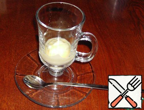 Pour the ice cream with condensed milk so that it evenly covers the ice cream ball, leaving no gaps.