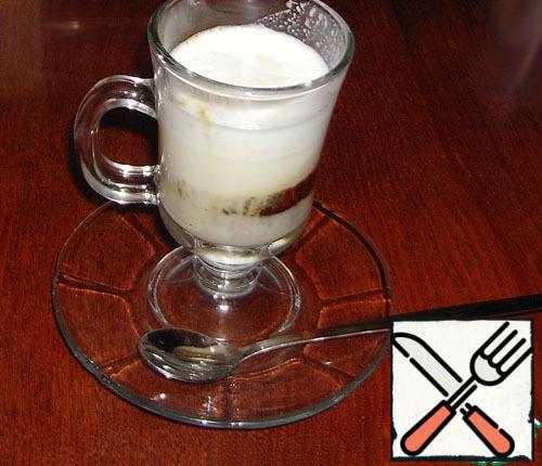 Just gently (spoon) pour the whipped milk. A little foam save (about 1 tablespoon per glass), it is still useful to us.