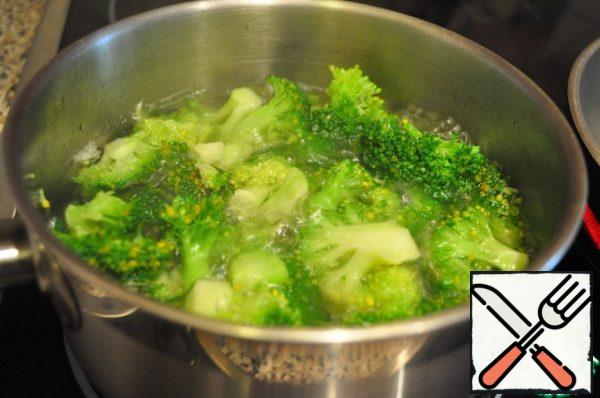 Let's break the broccoli into small inflorescences and boil a little.