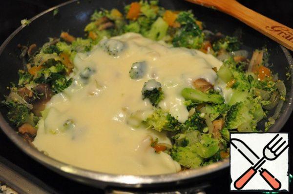Then add the broccoli, fry a little and add the cream.