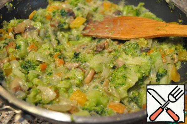 Add salt and pepper, as soon as the cream begins to thicken, remove from the heat.