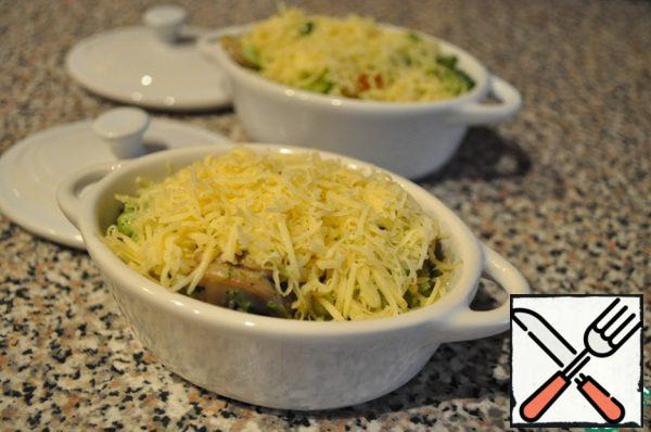 Sprinkle with grated cheese and put in the oven at 180 degrees for 10 minutes.
