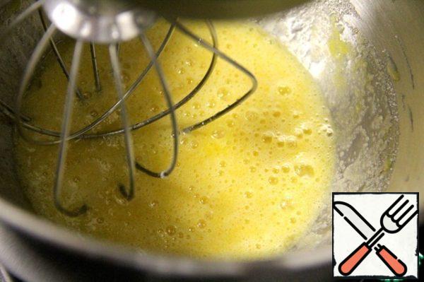 In a separate bowl, mix the eggs, sugar and vanilla. Just for a few seconds.

