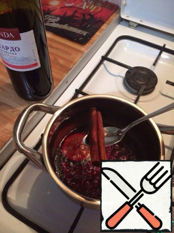 Pour the wine into a saucepan, let it warm up a little, it should not immediately boil, but boil, do everything on low heat, hibiscus, pre-cooked, add to the wine, add honey, a little sugar, squeeze out a little lemon and orange juice by tsp. and throw a couple of pieces of citrus peel, add a couple of slices apple and enter all the spices. When the wine boils, remove from the heat, cover and insist for 10 minutes.
