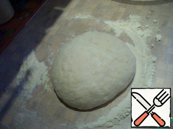 And then morning came. Here's our dough.
Preheat the oven to 250 degrees.
Sprinkle the table with flour. The dough should slightly mash, then give it a form that will prompt your imagination. I made something like a loaf.
Do not be confused by the dried crust, which was formed during the night. After baking it disappears.