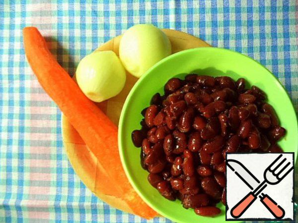 For the main recipe we need only beans, carrots and onions. I took red beans, boiled them beforehand. But it is possible to use and canned (cooking time I indicated when using the finished beans).