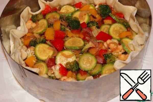 Place a cooking ring or a ring from the mold on top. Bake in a preheated 180*C oven for 30 minutes. Focus on your oven!