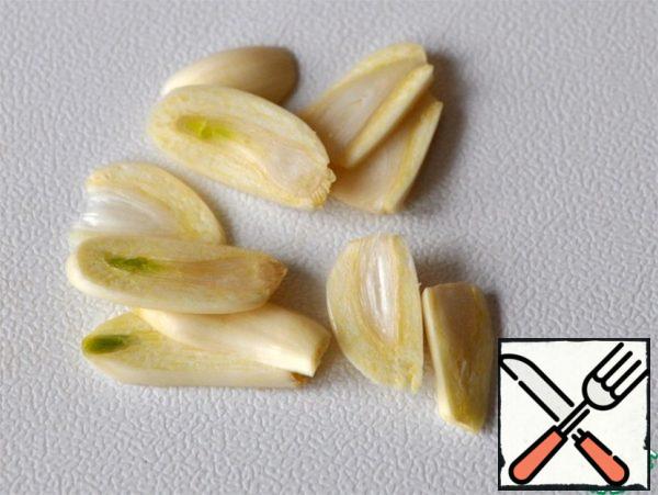 Garlic peel  and cut into thin plates.