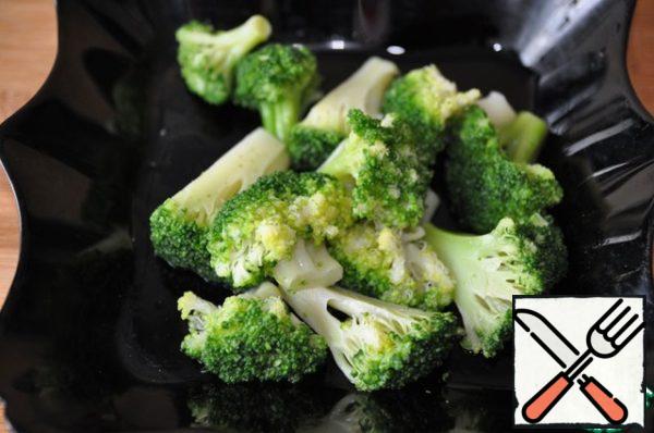 Take thawed broccoli (I had frozen). If you have fresh broccoli, then pre-disassemble the inflorescences and pour boiling water.