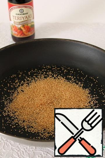 In a frying pan with a thick bottom to pour sugar and put on medium heat. As soon as the sugar begins to melt, reduce the fire. Do not disturb! You can sometimes shake the pan to make the sugar melt evenly.
