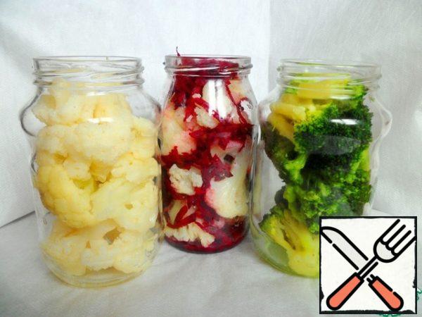 Boil the broccoli in salted water for 2 minutes. Grate a piece of beetroot on a coarse grater. Arrange 3 half-liter cans of cabbage: in one - cauliflower, in the second - cauliflower with beets, in the third - broccoli.
