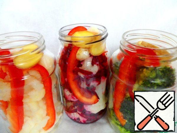 Put strips of bell pepper in each jar, put 2 cloves of garlic and 2 slices of ginger.
