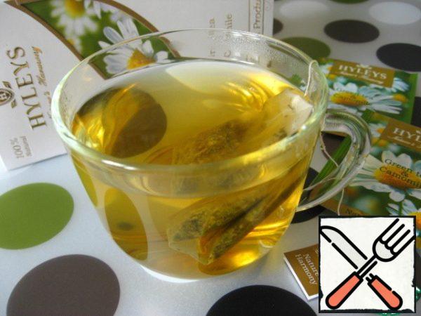 In a cup, brew a bag of green tea with chamomile. Leave to infuse for 3-5 minutes. Then take out the tea bag.

