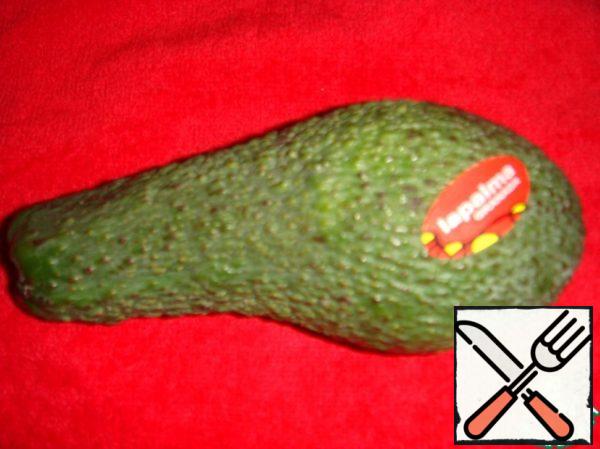 Peel the avocado, cut into pieces.
