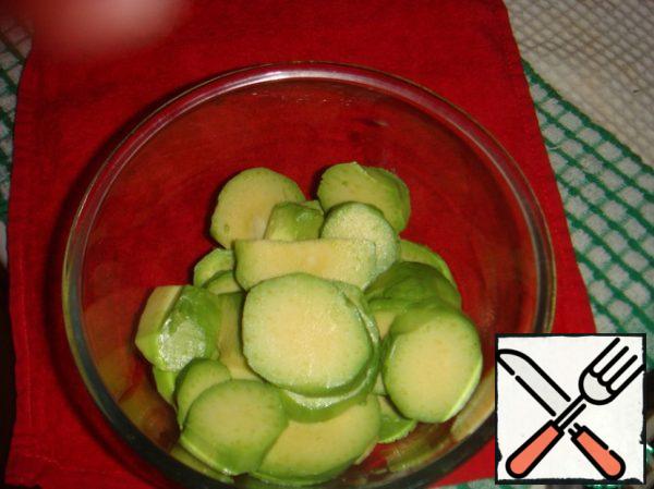 Fold the avocado slices into a container.
