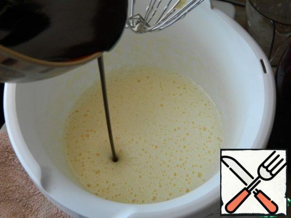 Pour this mixture into 2 beaten eggs with 50g of sugar.