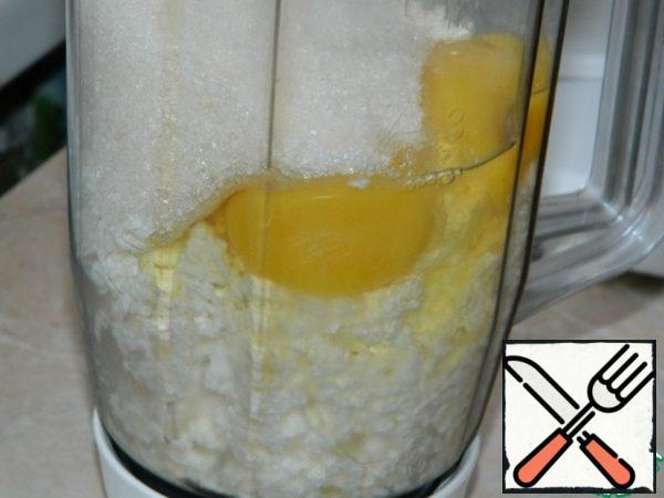 For cottage cheese filling mix the cottage cheese, vanilla, 100g sugar and 2 eggs.