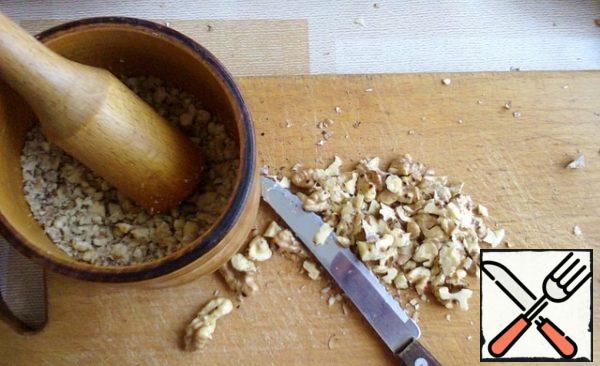 Roasted nuts are chopped coarsely with a knife. I half nuts ceiling, half large cut. Mix.
