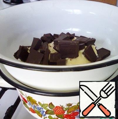 Now melt the chocolate and butter in a water bath. It is important that the container with chocolate does not touch the water!