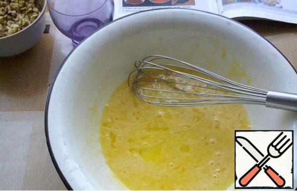 Now in a separate bowl break 2 eggs, stir, not whisking until smooth and add sugar. The secret of brown's viscosity is that sugar should not dissolve in the egg mixture!!!  So connect the eggs with the sugar, just a few turns of the сorolla!