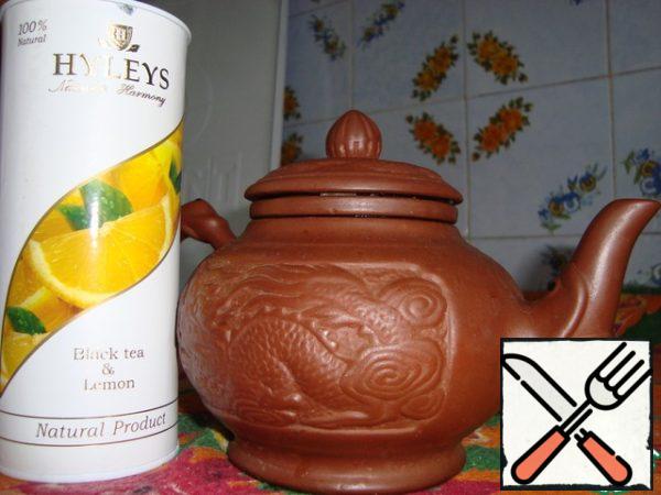 To start brewing tea, use a clay teapot, do not spare tea, brew hard. Pour the finished tea into a glass and wait until it cools down.
