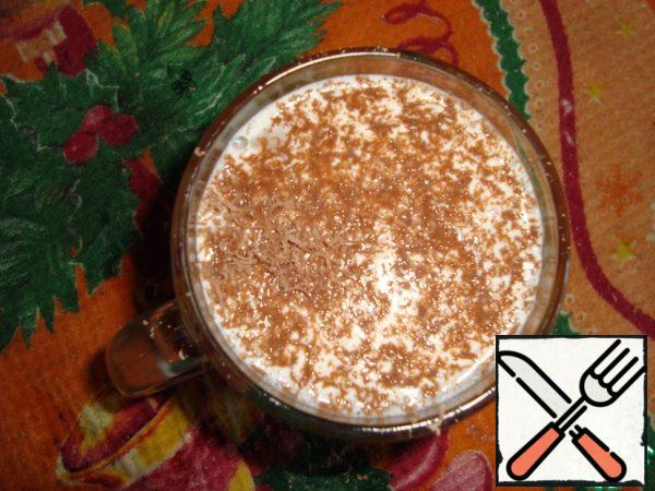 Then pour everything back into our cup and sprinkle with grated chocolate for decoration.
