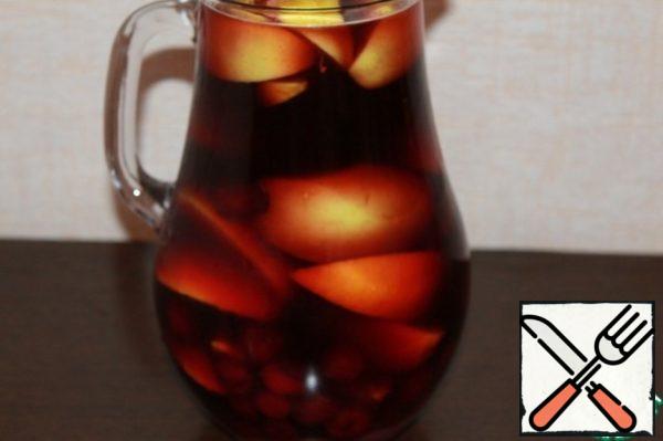 In the pitcher pour the wine. The wine should be chilled. Apples and oranges cut into large slices. Each fruit is divided into four parts. Add the fruit to the wine, also add the cherry (it can not even defrost), sugar. All thoroughly mix. Send in the refrigerator for at least 2 hours.