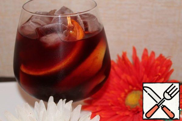 After that, add a strong carbonated soft drink with citrus flavor, as well as a little cinnamon. Pour into glasses and add ice. You can not add a highly the drink and cinnamon into a common jug.