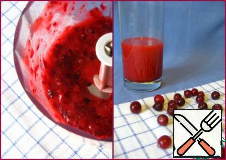 Now prepare cranberry juice. Chop the cranberries with a blender and strain the juice through gauze or a fine strainer. It (juice), we need to also 70ml.